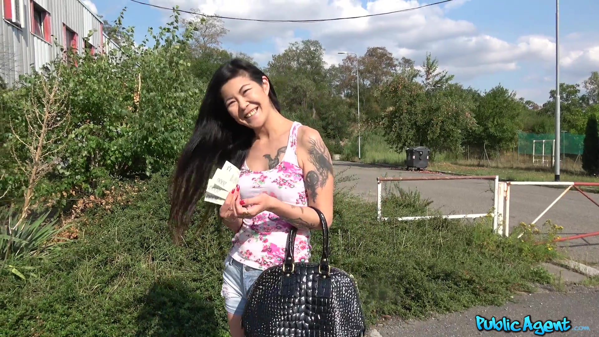Man pays amateur babe good cash to fuck her stunning pussy