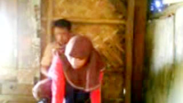 Amateur Arab shows her bottom