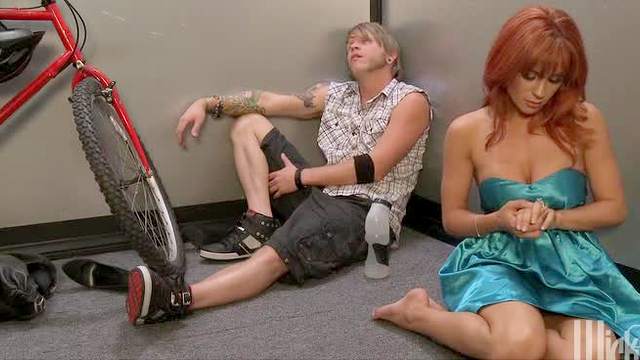 Two total hotties get it on